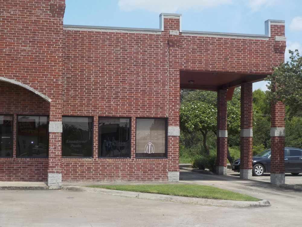 Tejon Plaza: 1601 Alton Gloor , Brownsville, TX 78526